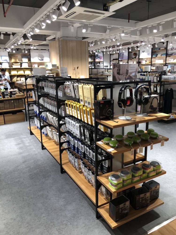 木质展示架的多重魅力 一款商铺陈列的定海神针